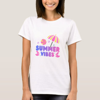 een witte T-shirt met halve mouwen en zomerse vibe