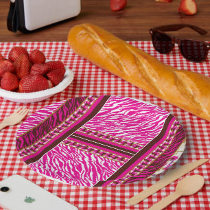 Een zacht roze en wit bloemmotief drukt sierlijk papieren bordje