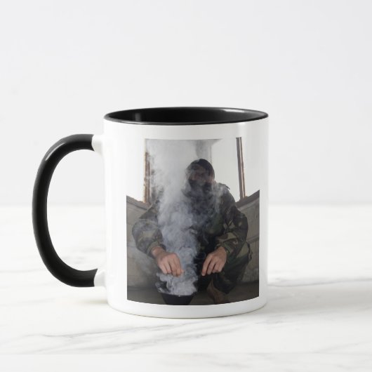 Een zee vult de gaskamer met meer CS-gas Mok (Links)