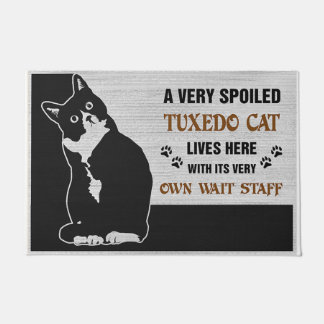 Een zeer gespoelde Tuxedo Cat Doormat, Welkom Mat