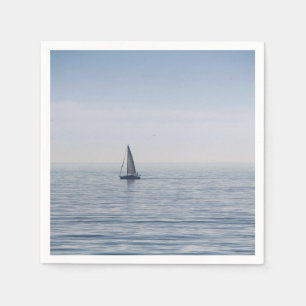 Een zeilboot op een kalm zee servet