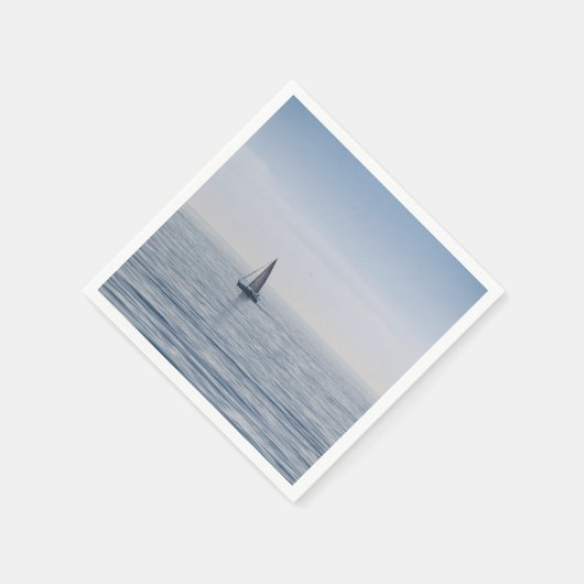 Een zeilboot op een rustig zee servet (Hoek)