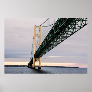 Een zicht op Mackinac Bridge vanuit Lake Michigan Poster