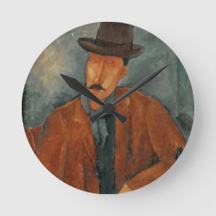 Een zittend man dat op een tafel leunt ronde klok