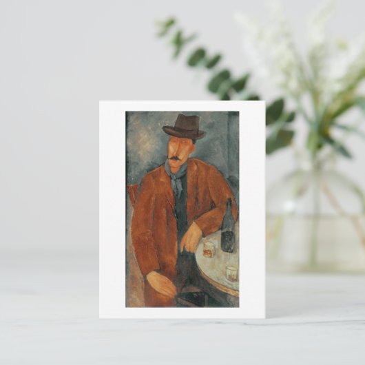 Een zittend man op een tafel briefkaart (Staand voorkant)