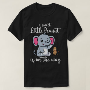 Een zoete kleine pinda onderweg Nieuwe baby leuk T-shirt