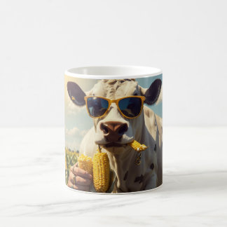 Een zonnebril dragende koe die een kolf maïs gevoe koffiemok