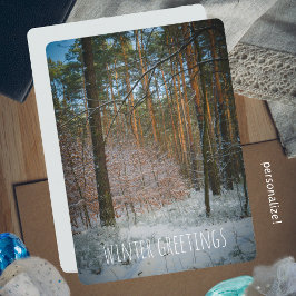 Een zonnige winterdag in het dennenbos feestdagenkaart