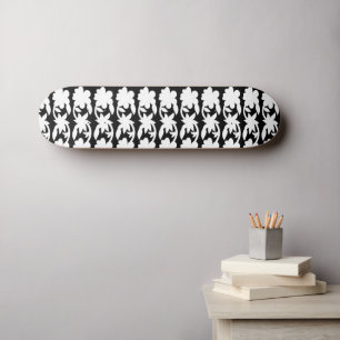 Een zwart-wit foto van een patroon skateboard