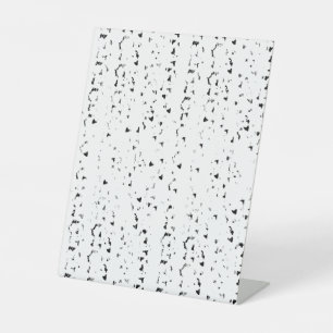 Een zwart-wit foto van regendruppels reclamebord met voetstuk