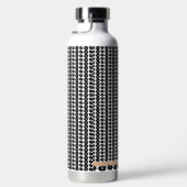 Een zwart-witte achtergrond met veel stippen waterfles (Rechts)