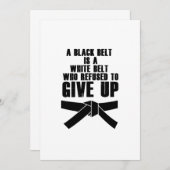 Een zwarte gordel is een witte gordel met Karate T (Voorkant / Achterkant)