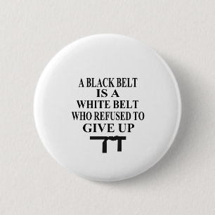 Een zwarte gordel is een witte gordel met Karate T Ronde Button 5,7 Cm