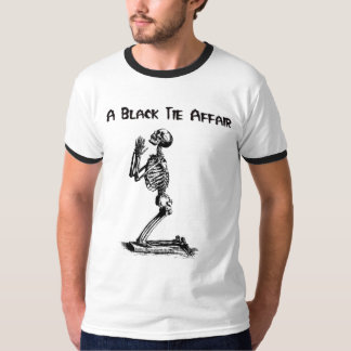 een zwarte stropdas t-shirt