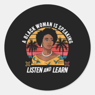 Een zwarte vrouw spreekt, luistert en leert Junett Ronde Sticker