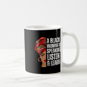 Een zwarte vrouw spreekt, luistert en leert voor v koffiemok
