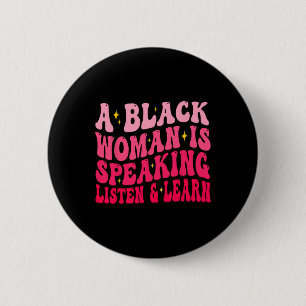 Een zwarte vrouw spreekt, luistert en leert voor v ronde button 5,7 cm