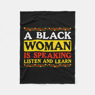 Een zwarte vrouw spreekt, luistert en leert zonder fleece deken