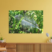 Een zwerfveer canvas afdruk (Insitu (Woonkamer))