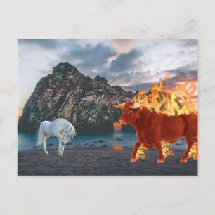 Eenhoorn en rode vlammende stier op het strand briefkaart
