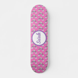 Eenhoorn met regenboogpatroon en gepersonaliseerde skateboard