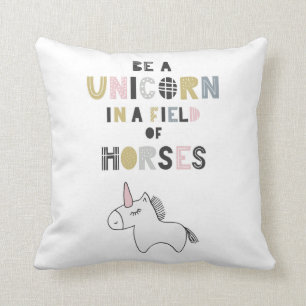 Eenhoorn zijn op het gebied van paarden kussen