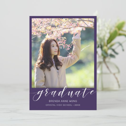 Eenvoudig Afstuderen Photo White Script op Paars Aankondiging (Staand voorkant)