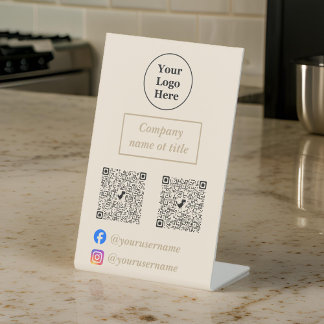 Eenvoudig beige minimalistisch reclamebord met voetstuk