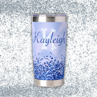 Eenvoudig blauw geborsteld metaal en glitter monog geïsoleerde drinkbeker