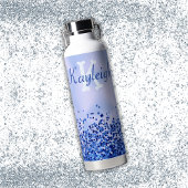 Eenvoudig blauw geborsteld metaal en glitter monog waterfles