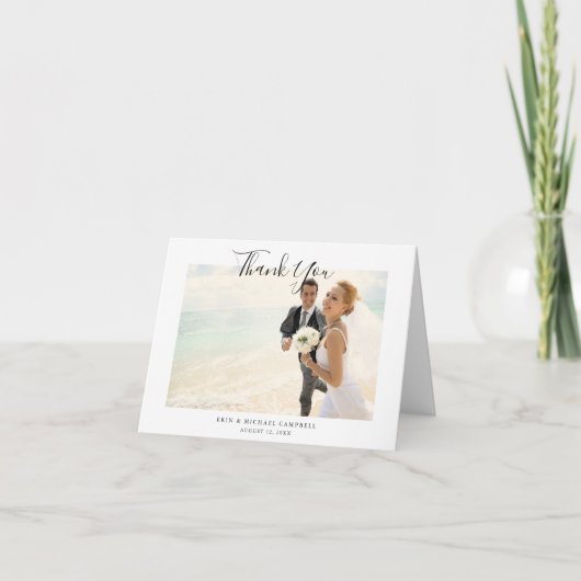 Eenvoudig Chic Modern Script Photo Weddenschap Bed Bedankkaart (Voorkant)