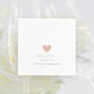 Eenvoudig & elegant roos-hart op witte bruiloft servet
