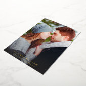 Eenvoudig Elegant Weddenschap Sla de datum foto op Folie Uitnodiging (Gedraaid)