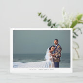 Eenvoudig en minimalistisch fotoscript bruiloft bedankkaart (Staand voorkant)