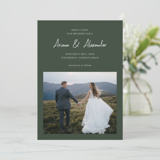 Eenvoudig Forest Green Script Fotobruiloft Save The Date (Staand voorkant)