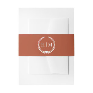 Eenvoudig gebrande terracotta Oranje monogram uitn Uitnodigingen Wikkel