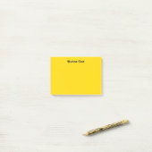 Eenvoudig geel post-it® notes (Op bureau)