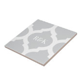Eenvoudig grijs wit latwerk en monogram patterned tegeltje (Zijkant)
