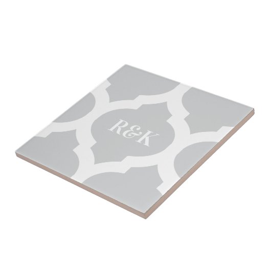 Eenvoudig grijs wit latwerk en monogram patterned tegeltje (Zijkant)