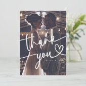 Eenvoudig handgeschreven script hart bruiloft foto bedankkaart (Staand voorkant)