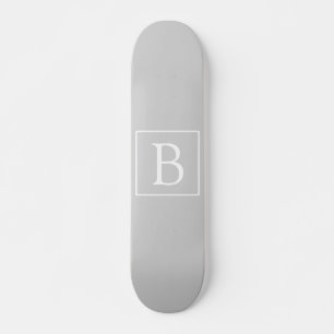 Eenvoudig lichtgrijs monogram skateboard