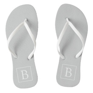 Eenvoudig lichtgrijs monogram teenslippers