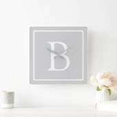 Eenvoudig lichtgrijs monogram vierkante klok (Huis)