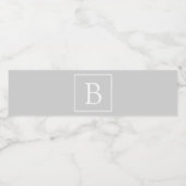 Eenvoudig lichtgrijs monogram waterfles etiket (Enkel label)