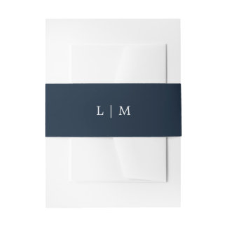Eenvoudig marineblauw monogram minimale elegante b uitnodigingen wikkel