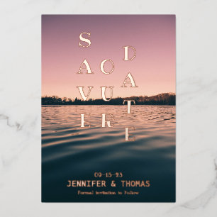 Eenvoudig meerlandschap Bespaar de datum Folie Uitnodiging