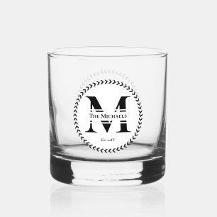 Eenvoudig minimalistisch modern monogram en famili whisky glas