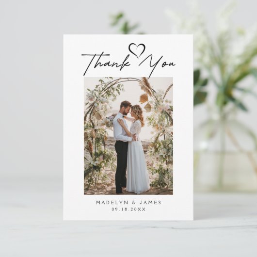 Eenvoudig minimalistisch script met hart bruiloft bedankkaart (Staand voorkant)