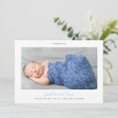 Eenvoudig modern blauw script Foto Nieuwe Baby Boy Aankondiging (Staand voorkant)
