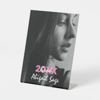 Eenvoudig modern Foto roze en wit Afstuderen Reclamebord Met Voetstuk